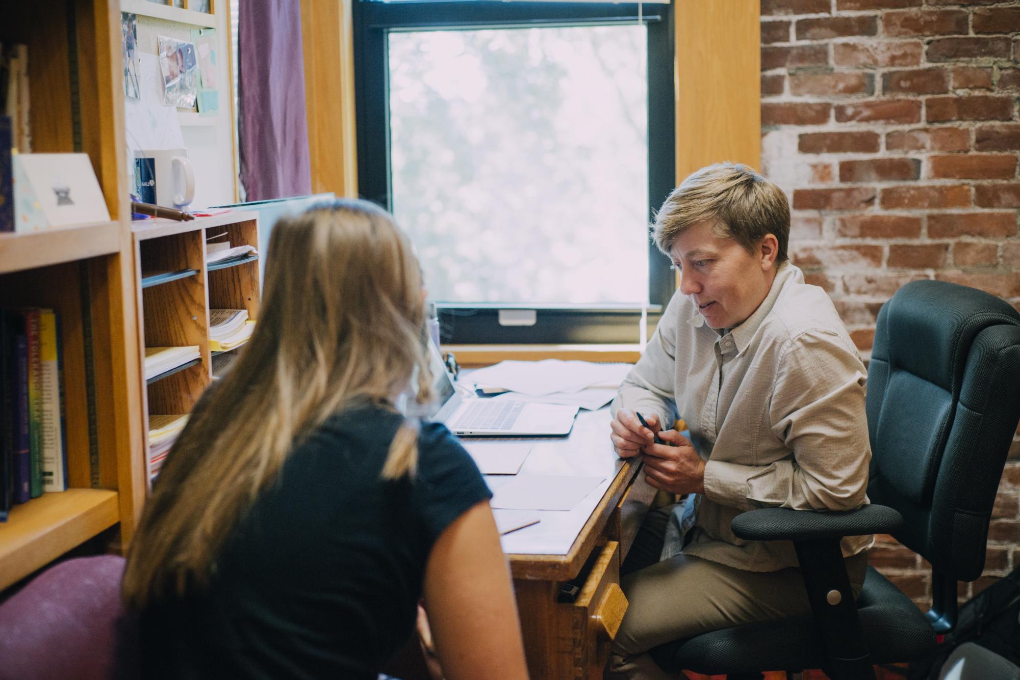 advisor with student