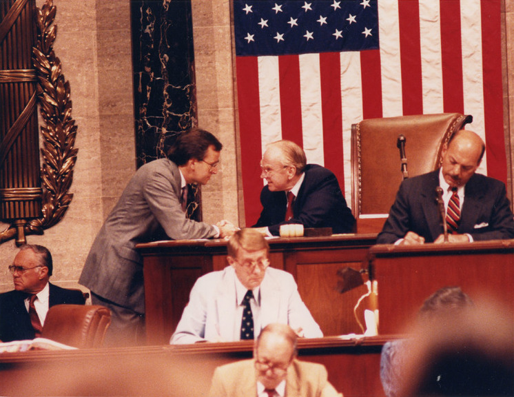 AuCoin confers with Speaker Wright