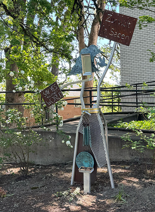 Metal Sculpture Outside Carnegie Hall Honoring 传说法国