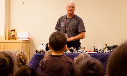 Dave Cookman visits the 太平洋大学 Early Learning 社区 in 2015