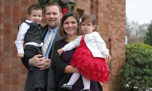 Kondilis-Mangum '03 with her family