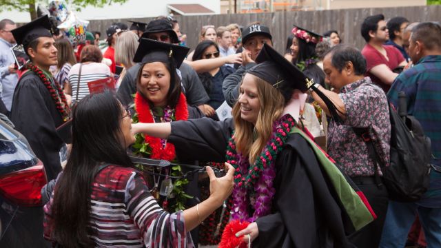 Guests and graduates at 毕业典礼
