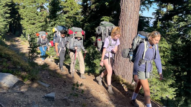 Students backpacking in a line on the Fall Break 徒步旅行 Trip 2022
